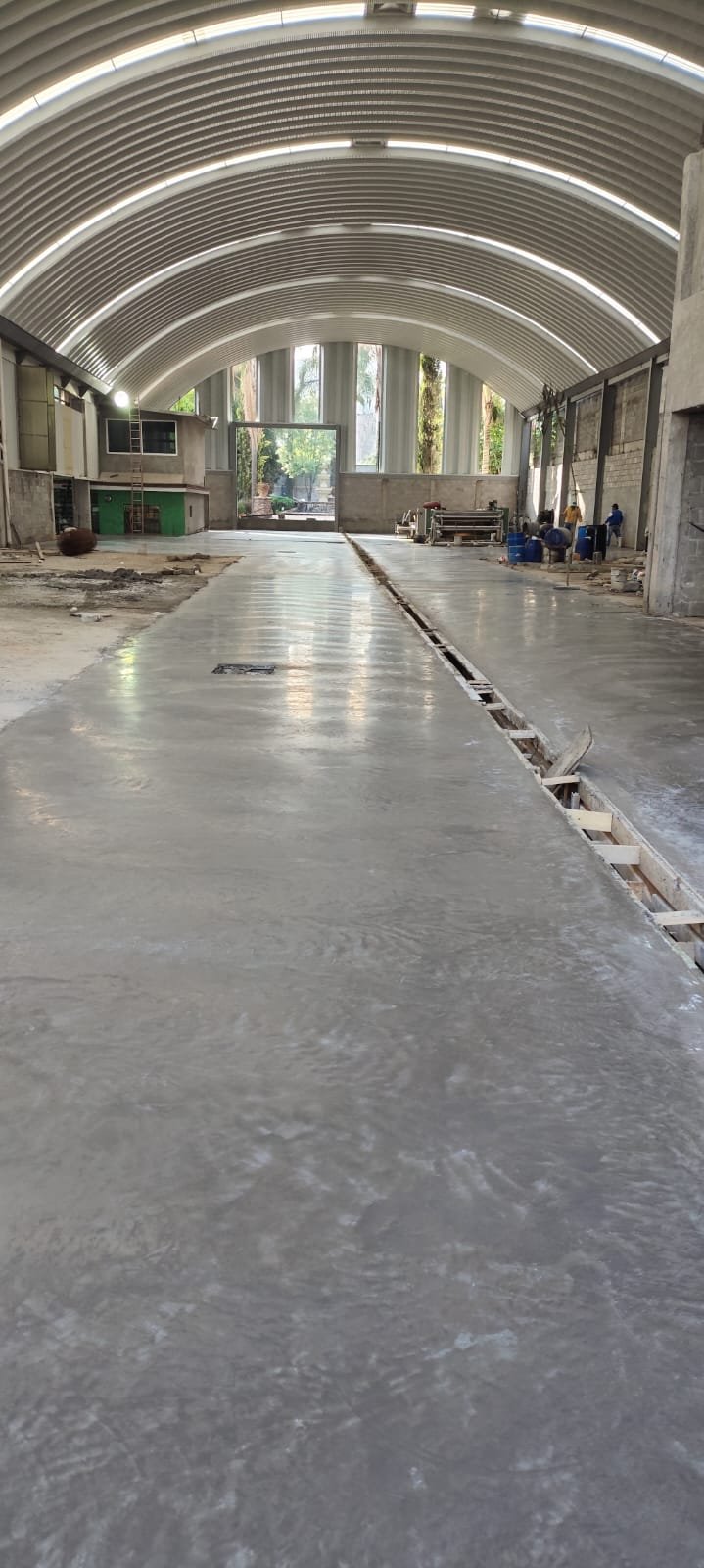Interior de nave industrial construida por Grupo Arnavind
